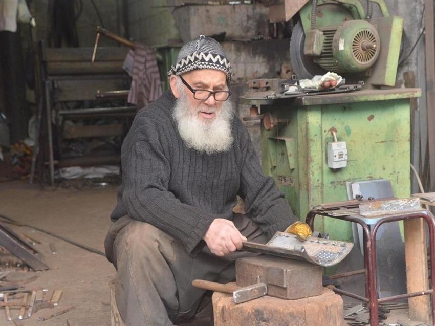 78 yaşında tutkusundan vazgeçmiyor! Kaynak ustası Nuri dede tavsiye ediyor
