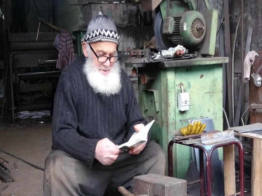 78 yaşında tutkusundan vazgeçmiyor! Kaynak ustası Nuri dede tavsiye ediyor
