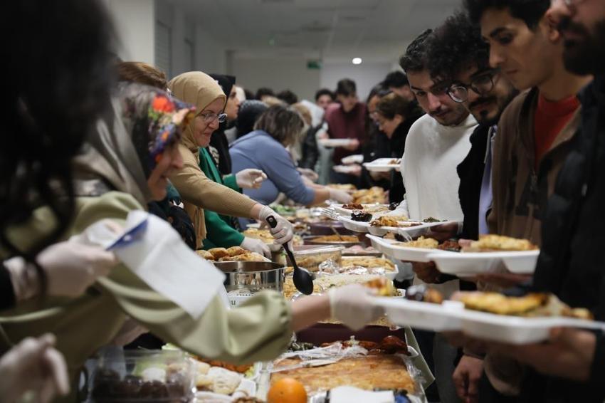 Final haftasında anne yemeği hazırladılar! Akademisyenin hamaratı Fırat Üniversitesi'nde