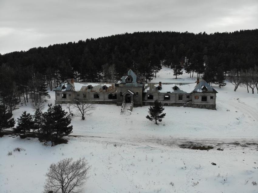 Bu binayı tutan tek bir çivi yok! Kars Sarıkamış'taki 2. Nikola'ya ait av köşkü yıkılma tehlikesiyle karşı karşıya