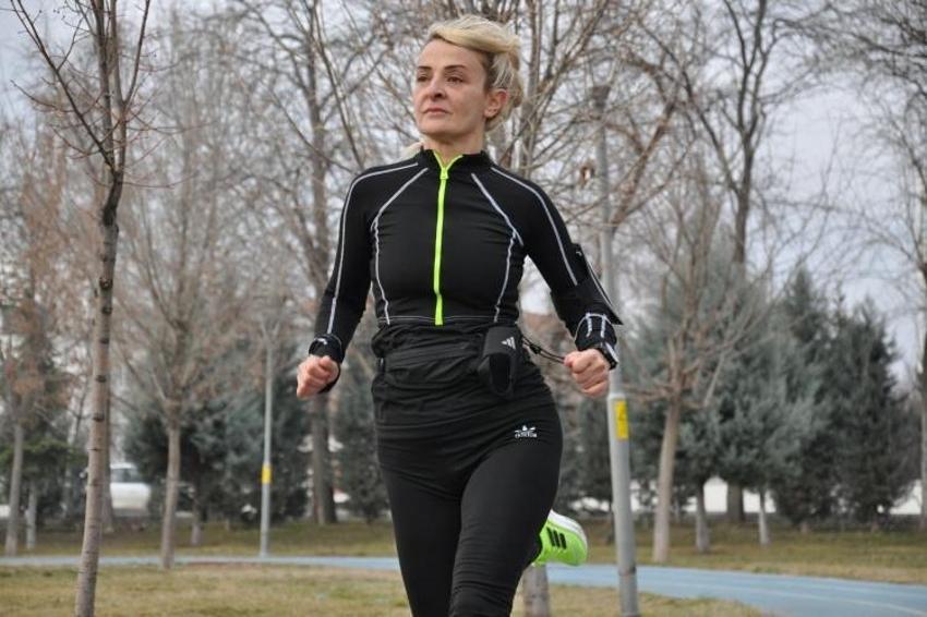 Haftada 60 kilometre koşuyor! Kadın master atlet 2 yılda madalyaya doydu