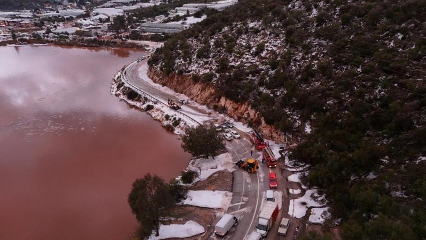 Yollar çöktü, sahil kızıla boyandı! Seralarda büyük zarar var