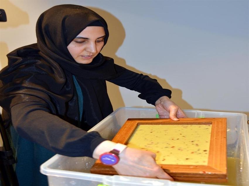 Hurufat Baskı Müzesi'nde atık kağıtlar dönüştürülüyor
