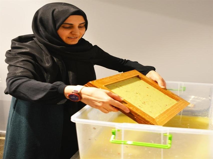 Hurufat Baskı Müzesi'nde atık kağıtlar dönüştürülüyor
