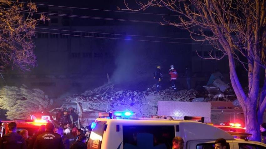Konya’da 3 katlı bina çöktü; enkazdan 3 kişi sağ olarak kurtarıldı