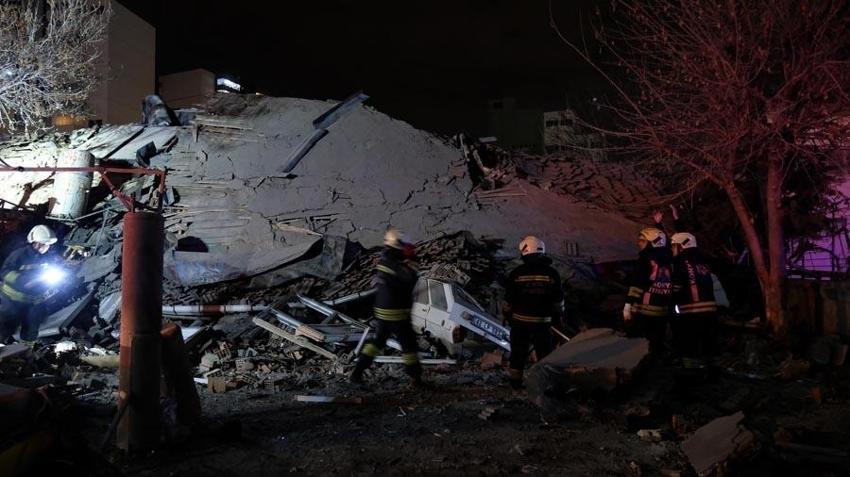 Konya’da 3 katlı bina çöktü; enkazdan 3 kişi sağ olarak kurtarıldı