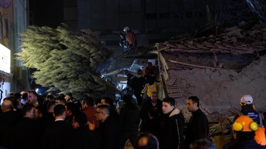 Konya’da 3 katlı bina çöktü; enkazdan 3 kişi sağ olarak kurtarıldı