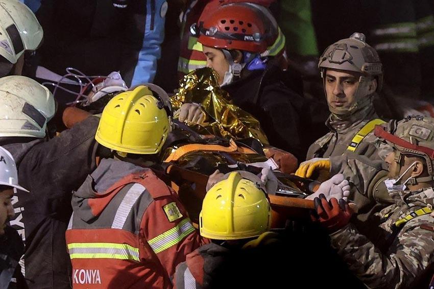 Konya’da 3 katlı bina çöktü; enkazdan 3 kişi sağ olarak kurtarıldı