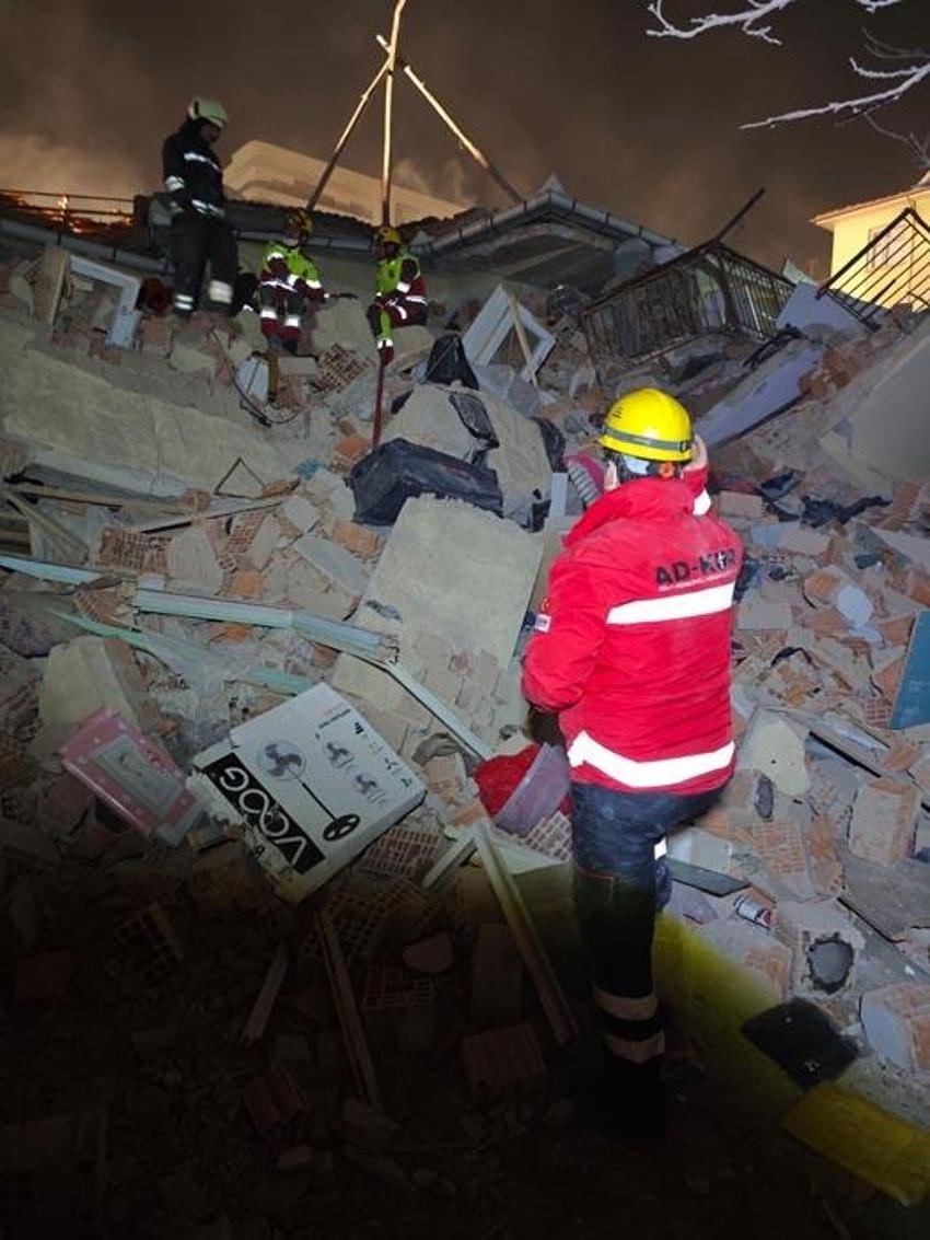 Konya’da 3 katlı bina çöktü; enkazdan 3 kişi sağ olarak kurtarıldı