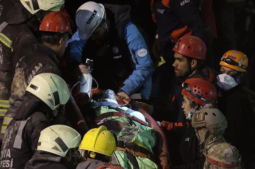 Konya’da 3 katlı bina çöktü; enkazdan 3 kişi sağ olarak kurtarıldı
