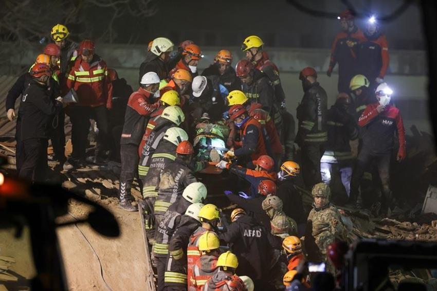 Konya’da 3 katlı bina çöktü; enkazdan 3 kişi sağ olarak kurtarıldı