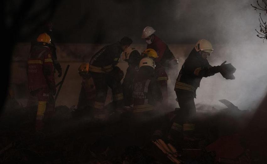 Konya’da 3 katlı bina çöktü; enkazdan 3 kişi sağ olarak kurtarıldı