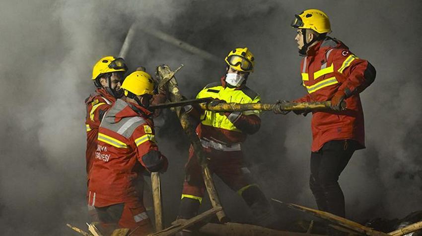 Konya'da bina çöktü! Acı haber geldi, bir kişinin cansız bedeni çıkarıldı