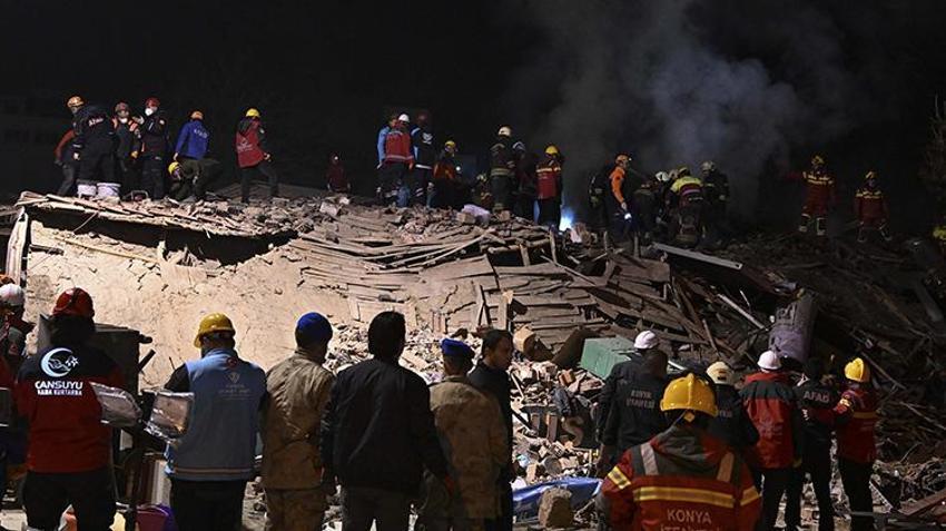Konya'da bina çöktü! Acı haber geldi, bir kişinin cansız bedeni çıkarıldı
