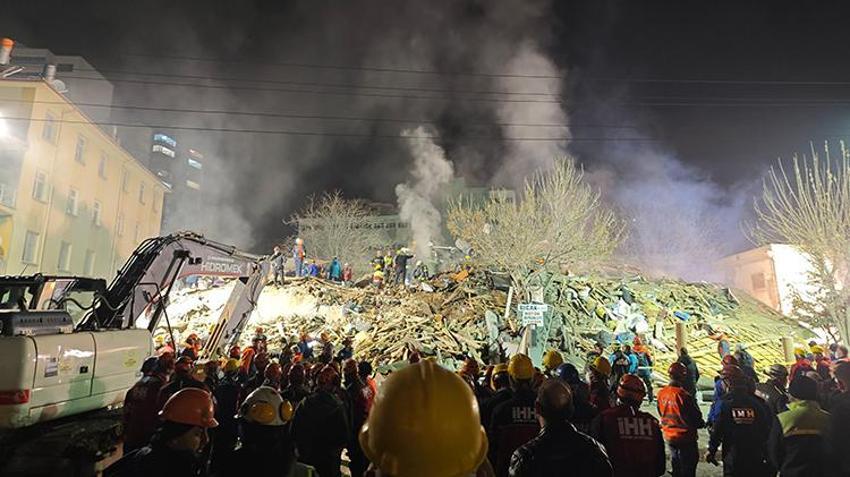 Konya'da bina çöktü! Acı haber geldi, bir kişinin cansız bedeni çıkarıldı