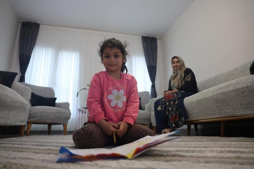 Enkazdan 10 saat sonra kurtulan aile sıcak yuvasına kavuştu