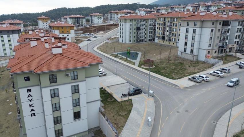 Enkazdan 10 saat sonra kurtulan aile sıcak yuvasına kavuştu