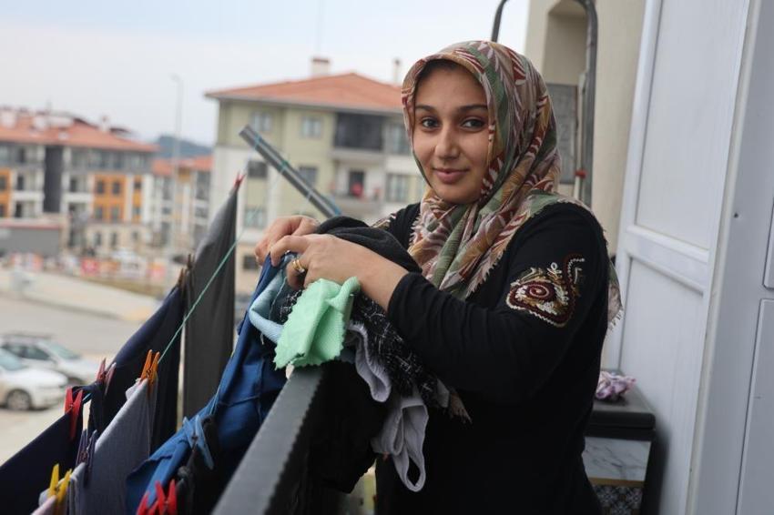 Enkazdan 10 saat sonra kurtulan aile sıcak yuvasına kavuştu