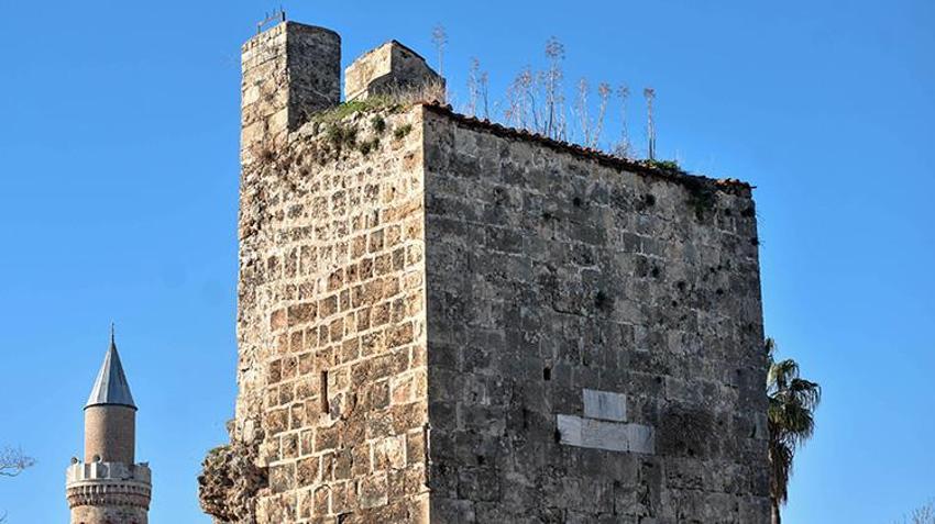 Antalya'nın binlerce yıllık sur ve burçlar 'yeşerdi'