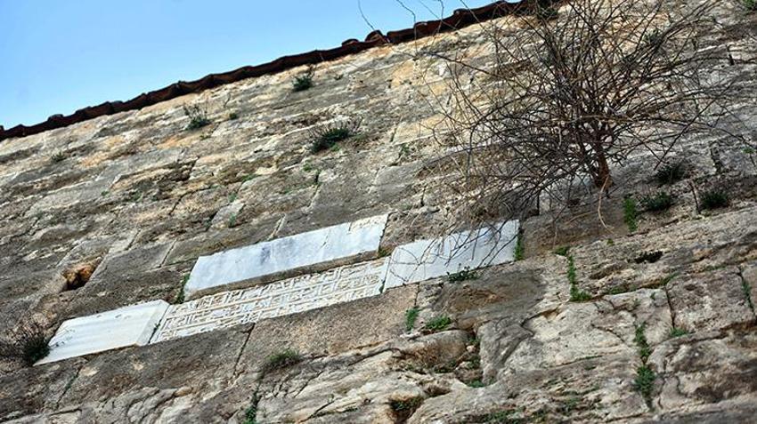 Antalya'nın binlerce yıllık sur ve burçlar 'yeşerdi'