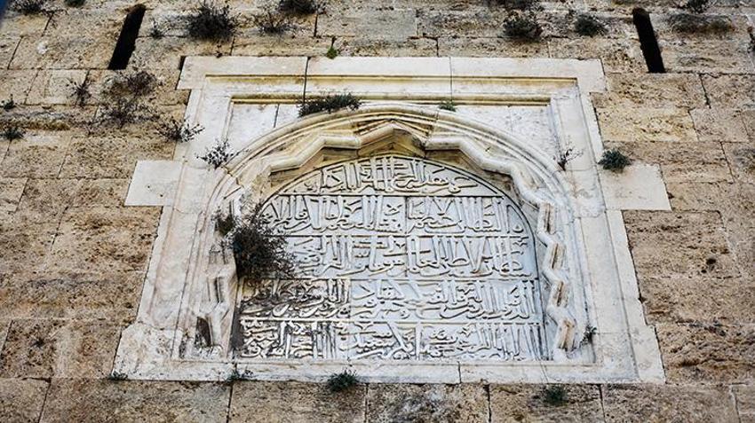 Antalya'nın binlerce yıllık sur ve burçlar 'yeşerdi'