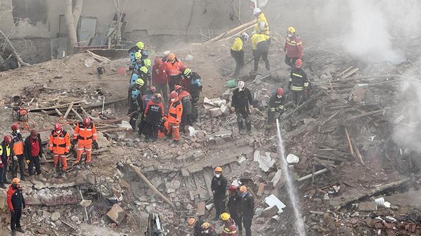 Konya'da bina çöktü! Acı haber geldi, bir kişinin cansız bedeni çıkarıldı