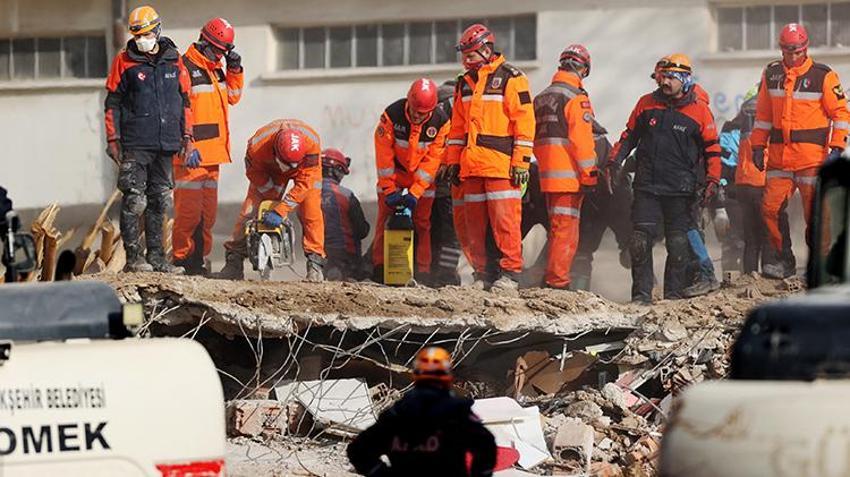 Konya'da bina çöktü! Acı haber geldi, bir kişinin cansız bedeni çıkarıldı