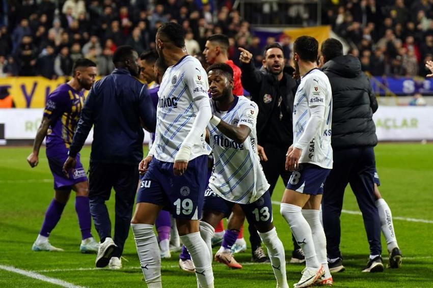 Saint-Maximin'e güle güle, sol kanada Barcelonalı yıldız geliyor! Ali Koç gemileri yaktı