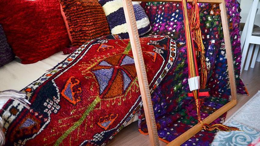 Desene göre hazırlanan kartlar yüzlerce yıllık motiflere işliyor: Annesinden gördüğü geleneksel dokuma yöntemi "çarpana"nın ustası oldu