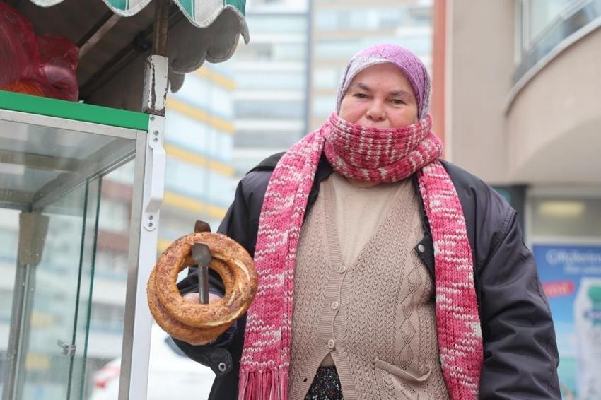 Evin geçimine katkı için başladı, 58 yaşında ‘simitçi teyze' oldu