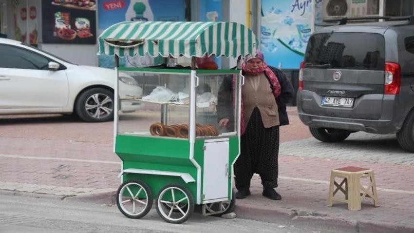 Evin geçimine katkı için başladı, 58 yaşında ‘simitçi teyze' oldu