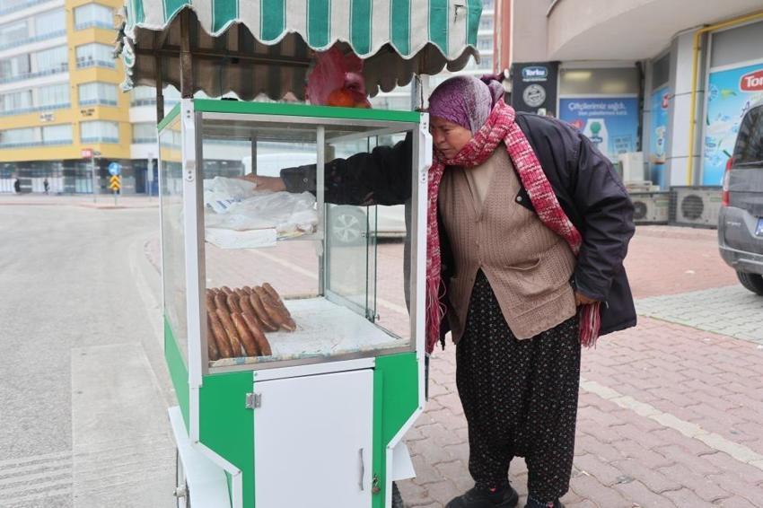 Evin geçimine katkı için başladı, 58 yaşında ‘simitçi teyze' oldu