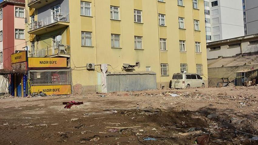 Konya'da 4 katlı bina çökmeden önce alt kattaki restoranın fayansları düşmeye başlamış