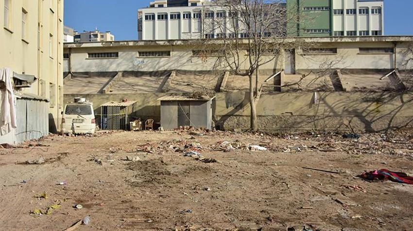 Konya'da 4 katlı bina çökmeden önce alt kattaki restoranın fayansları düşmeye başlamış