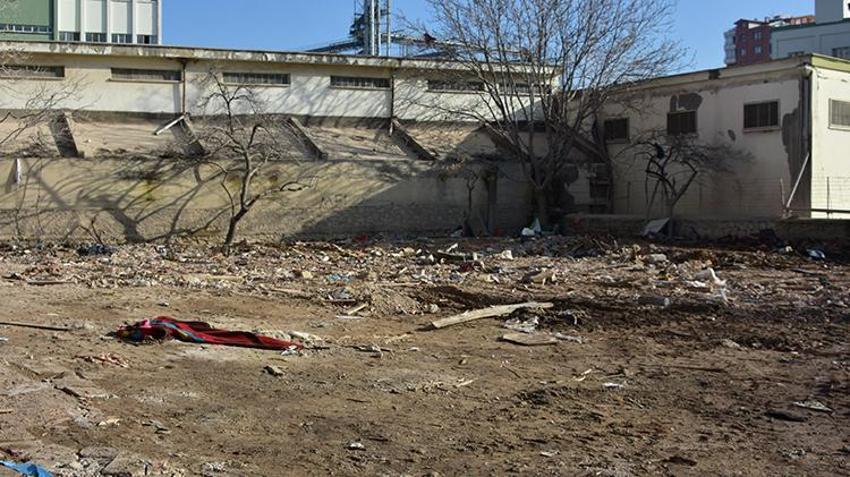 Konya'da 4 katlı bina çökmeden önce alt kattaki restoranın fayansları düşmeye başlamış