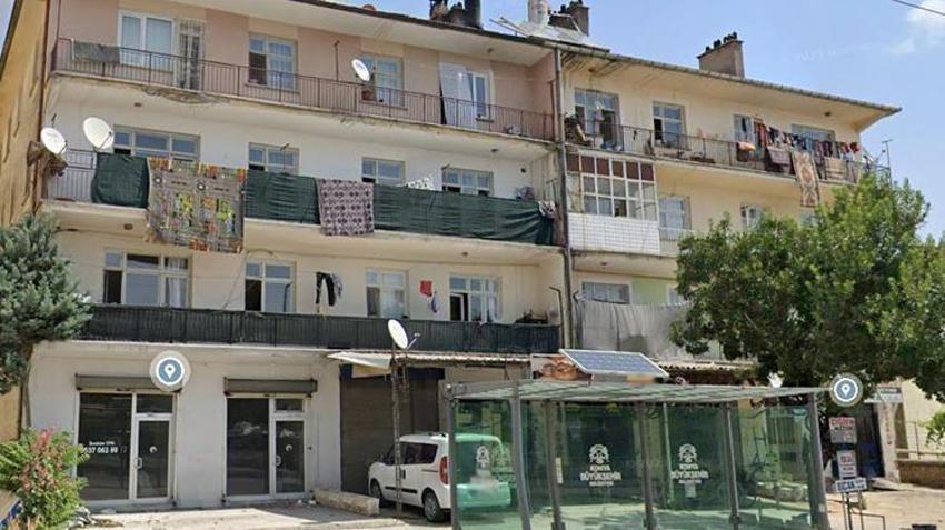 Konya'da 4 katlı bina çökmeden önce alt kattaki restoranın fayansları düşmeye başlamış