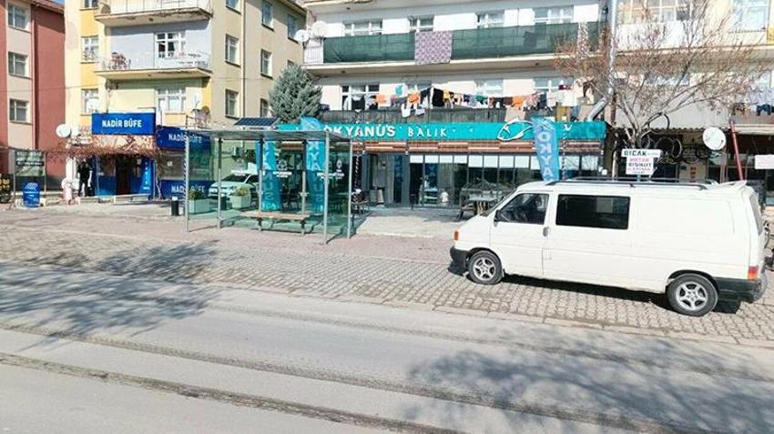 Konya'da 4 katlı bina çökmeden önce alt kattaki restoranın fayansları düşmeye başlamış