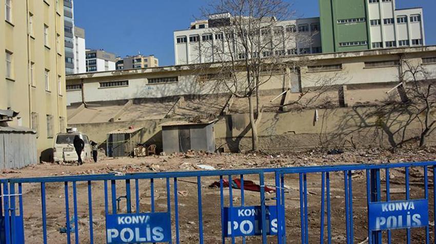 Konya'da 4 katlı bina çökmeden önce alt kattaki restoranın fayansları düşmeye başlamış