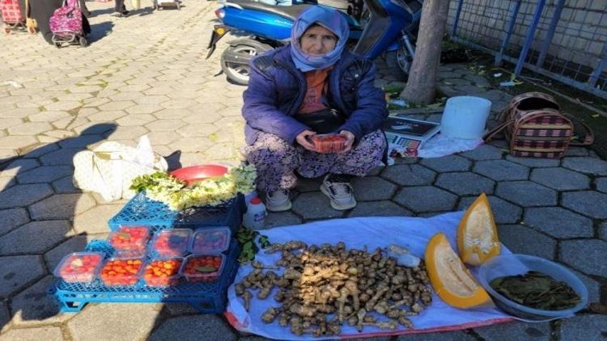 Yaşıtları dedikodu yaparken o dağ çileği satıyor!