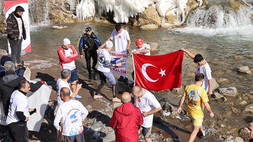 Van'da doğa severler Muradiye Şelalesi'nin buzlu sularında yüzdü