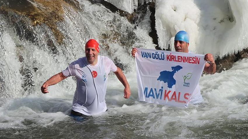 Van'da doğa severler Muradiye Şelalesi'nin buzlu sularında yüzdü