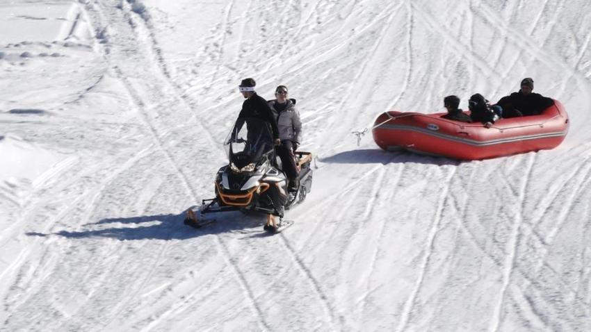 Rafting botları kar motorlarıyla birleşti! Rize'de turistler adrenaline doydu
