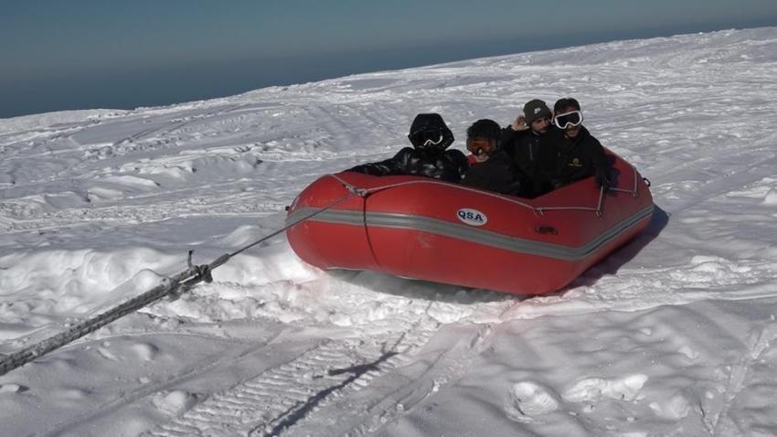Rafting botları kar motorlarıyla birleşti! Rize'de turistler adrenaline doydu
