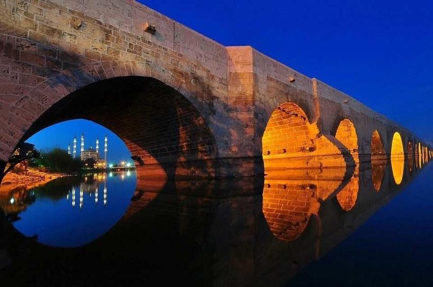 Pamuğu, sıcak sarısı ve yarpuz kokusu: Bu romanlar Adana'yı dünyaya tanıtıyor
