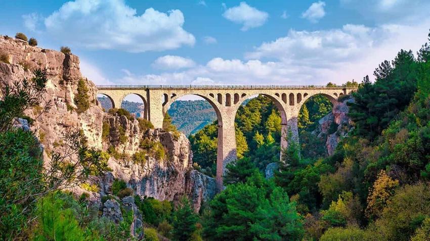 Pamuğu, sıcak sarısı ve yarpuz kokusu: Bu romanlar Adana'yı dünyaya tanıtıyor
