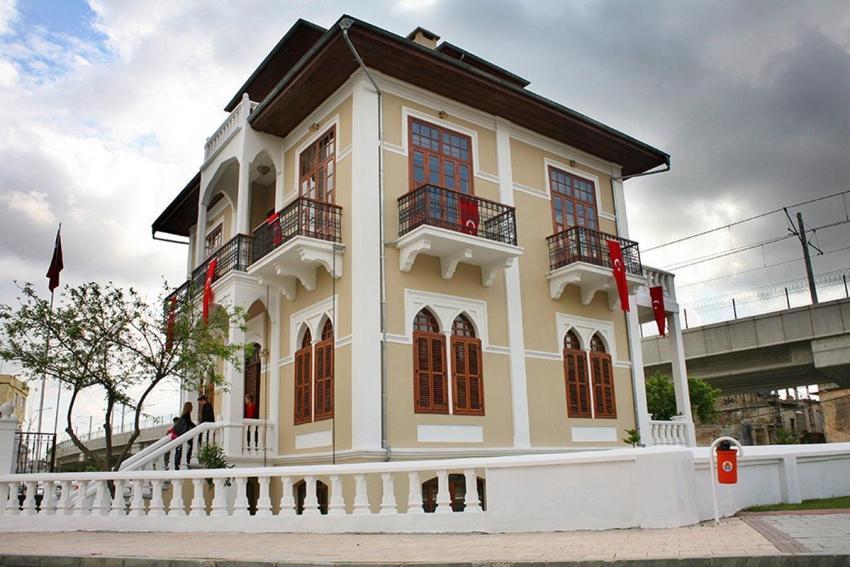Pamuğu, sıcak sarısı ve yarpuz kokusu: Bu romanlar Adana'yı dünyaya tanıtıyor
