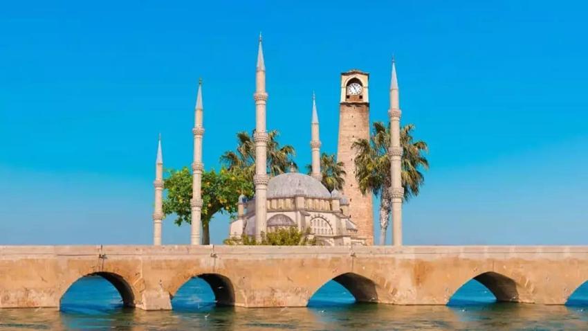 Pamuğu, sıcak sarısı ve yarpuz kokusu: Bu romanlar Adana'yı dünyaya tanıtıyor
