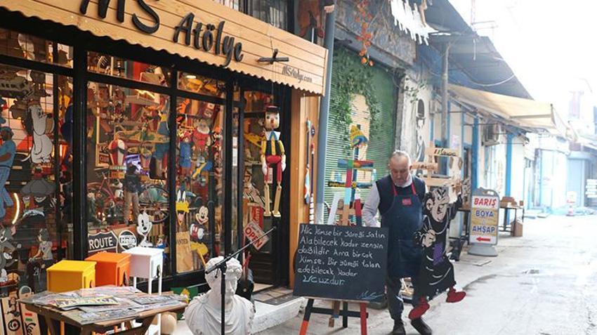 İzmir'de çarşının ortasında insanları masal dünyasına çeken atölye büyük bir ilgi görüyor