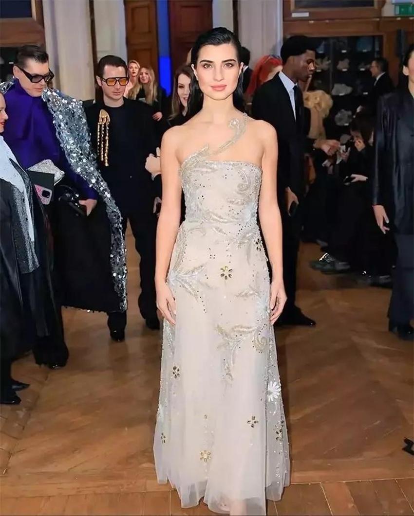 Tuba Büyüküstün Paris'te göz kamaştırdı! Modellere taş çıkarttı
