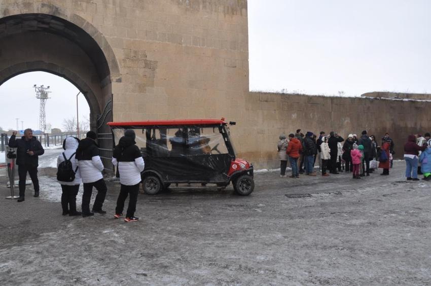 Kars'ta Ani Ören Yeri'ne ziyaretçi akını! Yıl boyunca yerli ve yabancı turistleri ağırlıyor